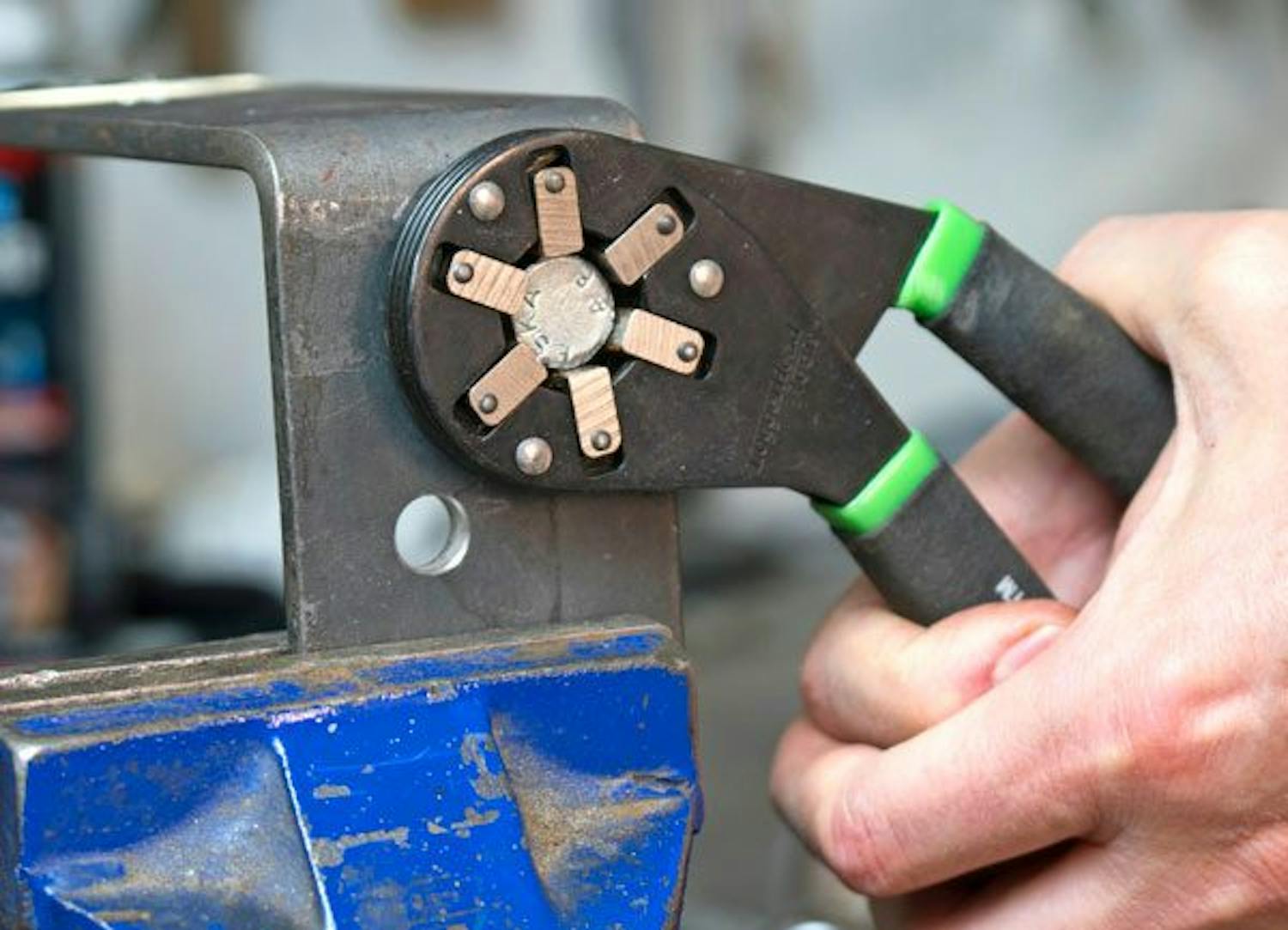 Rundslitte bolter Finnes det en tang til rundslitte bolter?